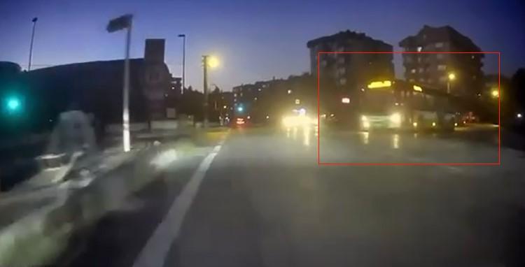 KIRMIZI IŞIKTA GEÇEN OTOBÜS ŞOFÖRÜNÜN EHLİYETİNE EL KONULDU "SELAMIMI DA SÖYLE" DEDİ, 17 BİN 912 TL CEZA YEDİ