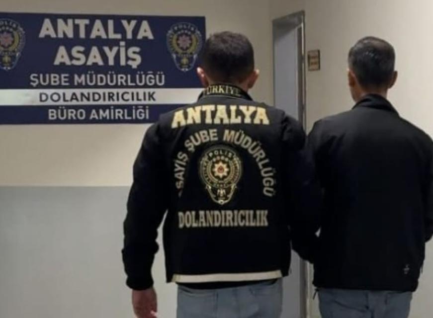 'POLİSİM', 'SAVCIYIM' DİYEREK 4 MİLYON TL'LİK ZİYNET EŞYASI VURGUNU İSTANBUL, TUNCELİ VE İZMİR'DE 5 KİŞİ, ANTALYA'DA DA 1 KİŞİNİN PARA VE ZİYNET EŞYALARINI ALARAK TOPLAMDA 4 MİLYON 314 BİN TL'LİK VURGUN YAPTI SON OLARAK BİR VATANDAŞIN 200 BİN TL DEĞERİNDEKİ ZİYNET EŞYASINI ALMAK ÜZEREYKEN SUÇÜSTÜ YAKALANAN ŞÜPHELİ TUTUKLANDI