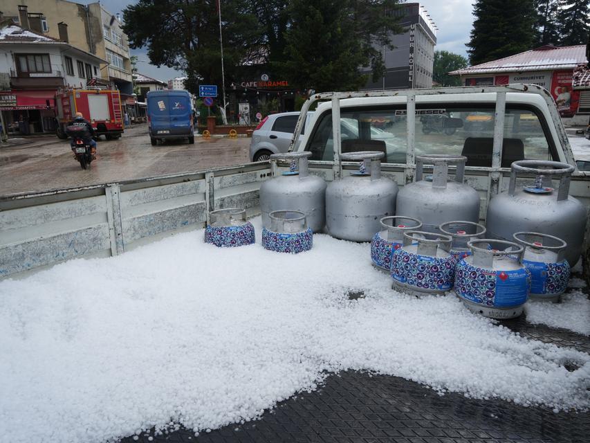 Dolu yağışı hayatı felç etti