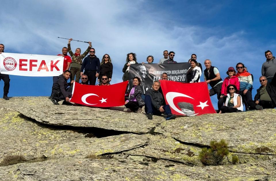 Efeler Belediye'sinden Ata'ya saygı yürüyüşü düzenledi