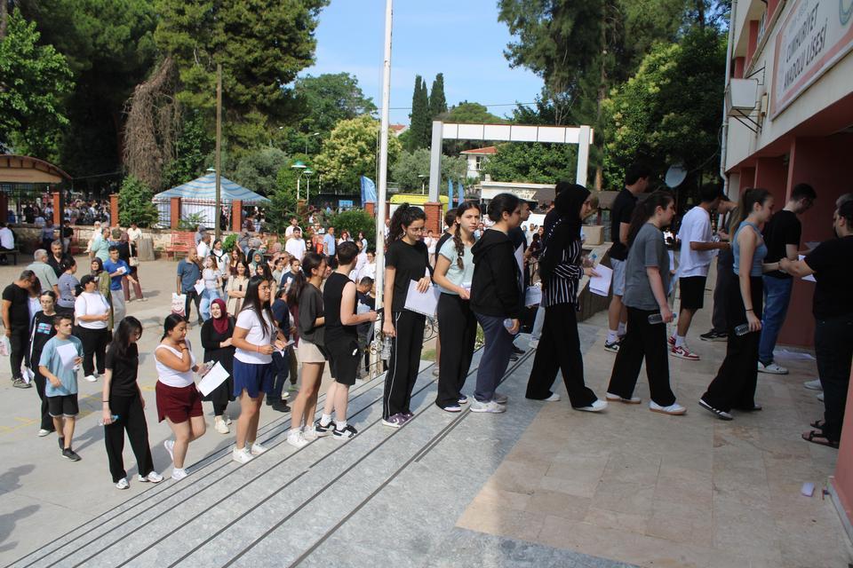 YKS MARATONUNDA MANZARA DEĞİŞMEDİ, GEÇ KALANLAR SINAVA ALINMADI ÖĞRENCİLER SINAVDA, VELİLER DIŞARIDA TER DÖKTÜ