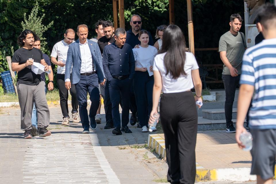 CHP LİDERİ ÖZEL, BAŞKAN ZEYREK'İN KIZINI YKS'NİN İKİNCİ OTURUMUNDA DA YALNIZ BIRAKMADI