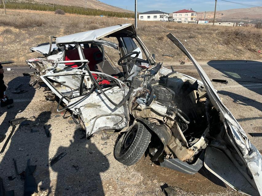KAMYON İLE OTOMOBİL ÇARPIŞTI: 1 YARALI