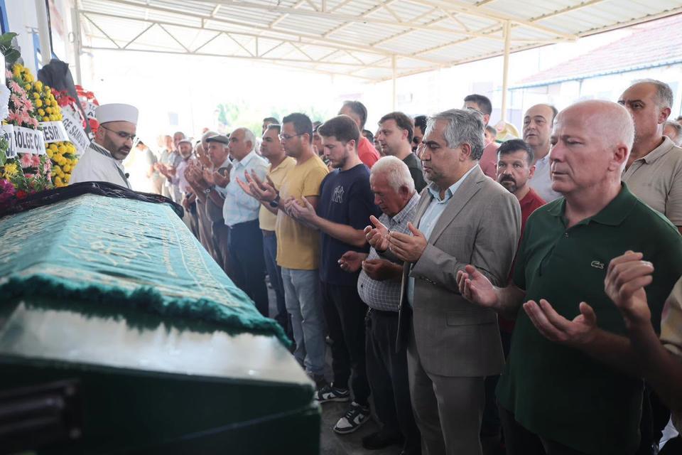 Aydın Eczacı Odası Başkanı Karaarslan, annesini ebediyete uğurladı