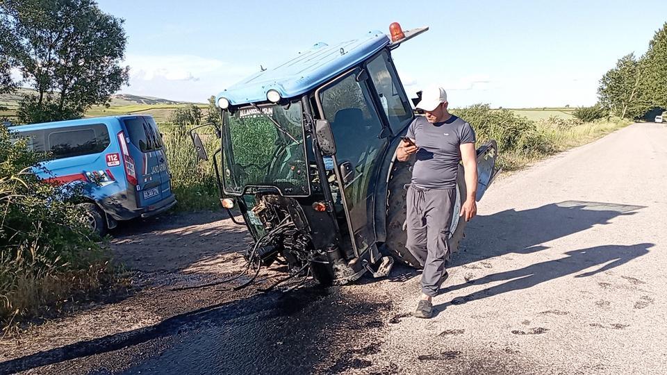 Otomobil ile çarpışan traktör ikiye bölündü