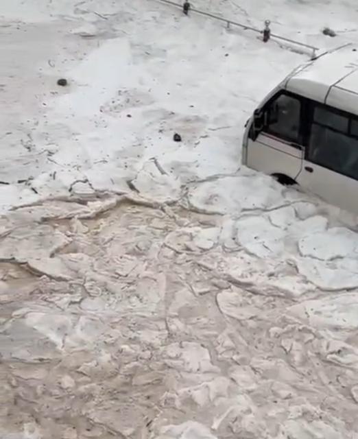 Dolu, sağanak ve hortum hayatı felç etti