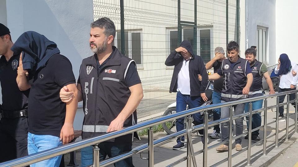 50 MİLYON LİRALIK SAHTE ALTIN OPERASYONUNA 10 TUTUKLAMA ADANA MERKEZLİ 4 İLDE "AYAR-3" İSMİ VERİLEN SAHTE ALTIN OPERASYONUNDA GÖZALTINA ALINAN 13 ŞÜPHELİDEN 10'U TUTUKLANDI
