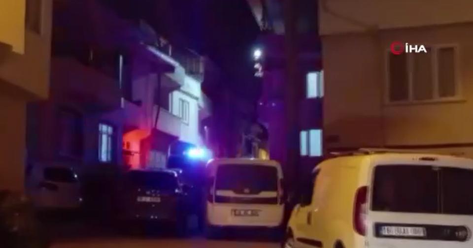 Baba asılı, kızı yatakta ölü bulundu