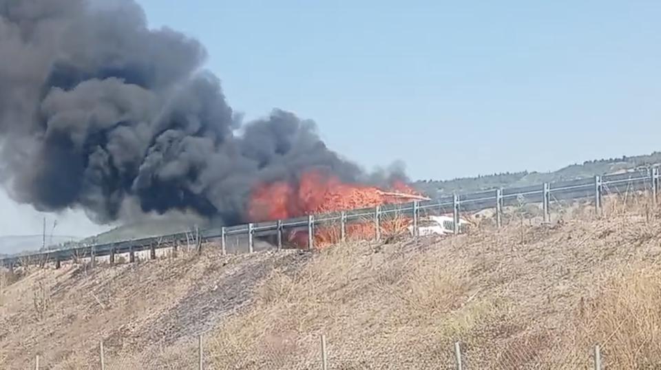 Aydın-Denizli Otoyolu’nda otomobil alevlere teslim oldu