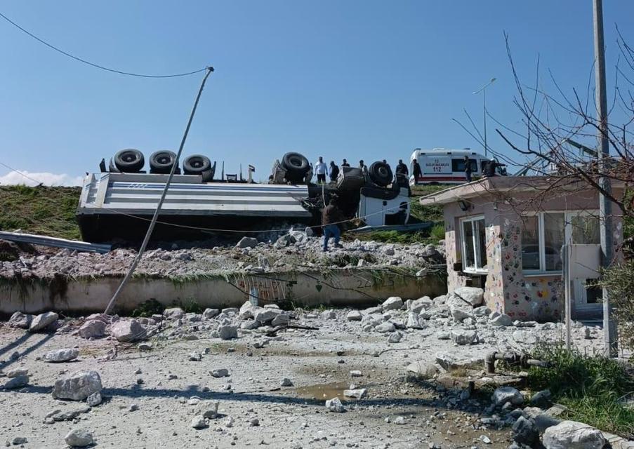 Kontrolden çıkan tır okul bahçesine devrildi