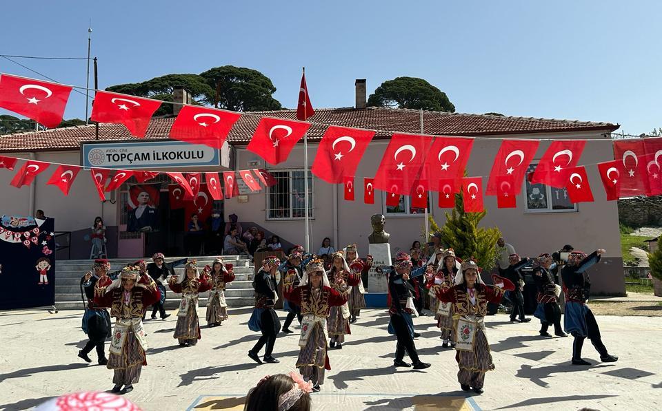 Topçam İlkokulu’nda miniklerden büyük gösteri