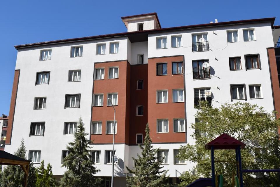 Kayıp şahıs, apartmanın çatı katında ölü bulundu