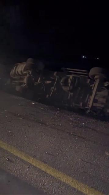 Kontrolden çıkan kamyon elektrik direğine çarparak devrildi