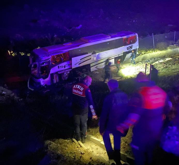 AYDIN'DA OTOBÜS KAZASI: 1 ÖLÜ, 32 YARALI