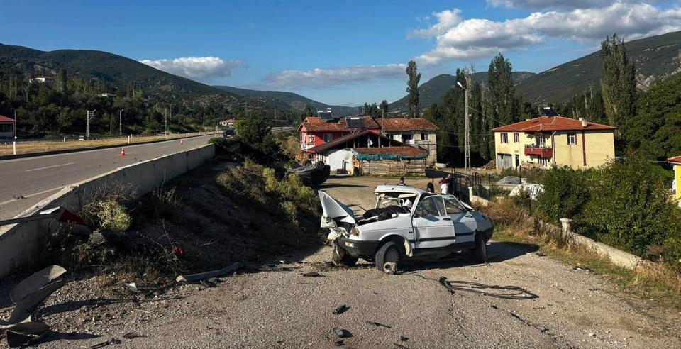 İki otomobil çarpıştı: 1 ölü, 3 yaralı