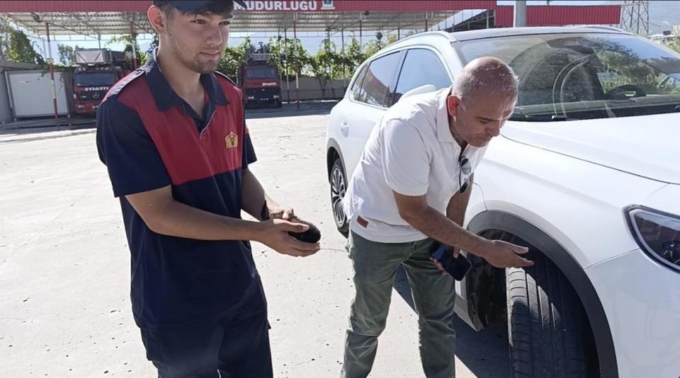 Otomobilin bagajında mahsur kalan 5 kedi yavrusu kurtarıldı