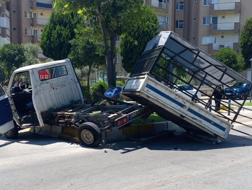 Aydın'da otomobille çarpışan kamyonet refüje çıktı: 1 yaralı