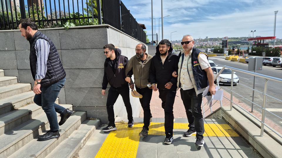Genç kadının boğazını keserek altınlarını çalındılar