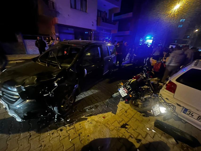 İKİ MOTOSİKLET, OTOMOBİL İLE KAFA KAFAYA ÇARPIŞTI: 3 YARALI