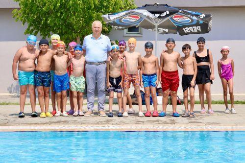 Başkan Kıvrak'tan minik yüzücülere ziyaret