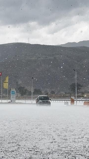 Sağanak yağış sele dönüştü, dereler taştı