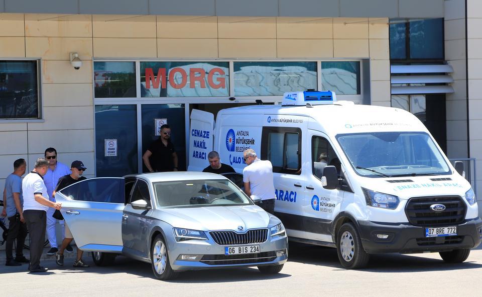 GAZETECİ İSMAİL KÜÇÜKKAYA'NIN ANNESİ TATİL İÇİN GELDİĞİ ANTALYA'DA HAYATINI KAYBETTİ CENAZEYİ ALAN İSMAİL KÜÇÜKKAYA'YI AĞABEYİ TESELLİ ETTİ