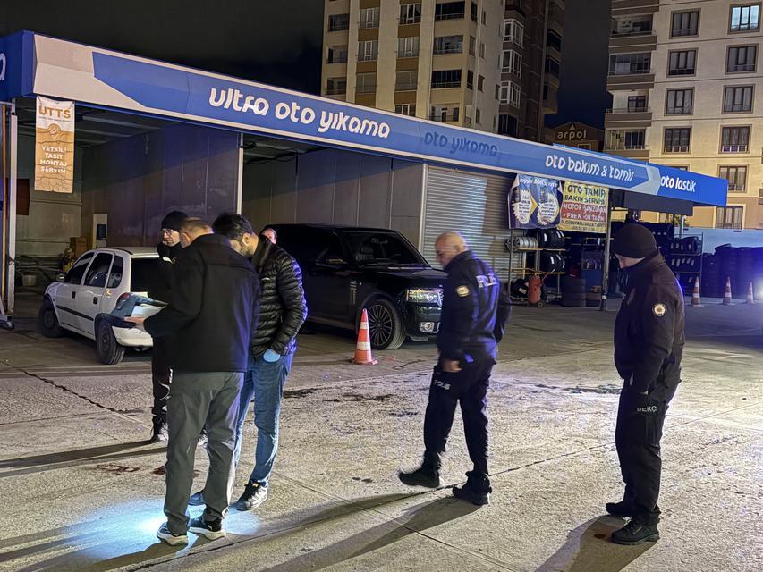 AKARYAKIT İSTASYONUN DA BIÇAKLI KAVGA: 1 ÖLÜ, 2 YARALI