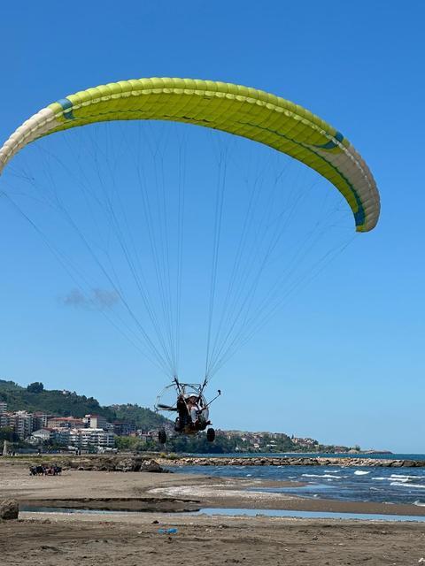 GİRESUN'DA 19 MAYIS GÖSTERİSİNDE PARAMOTOR KAZASI: 1 YARALI