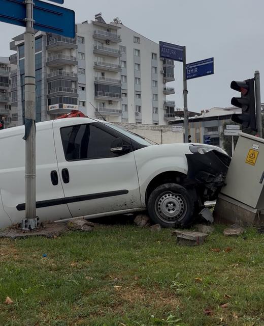 Efeler’de direksiyon hakimiyetini kaybeden araç yoldan çıtı