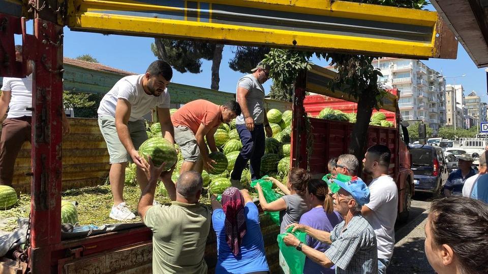 AYDIN'DA KARPUZ HAYRINA VATANDAŞLAR YOĞUN İLGİ GÖSTERDİ BİR KAMYON KARPUZU ÜCRETSİZ DAĞITTILAR