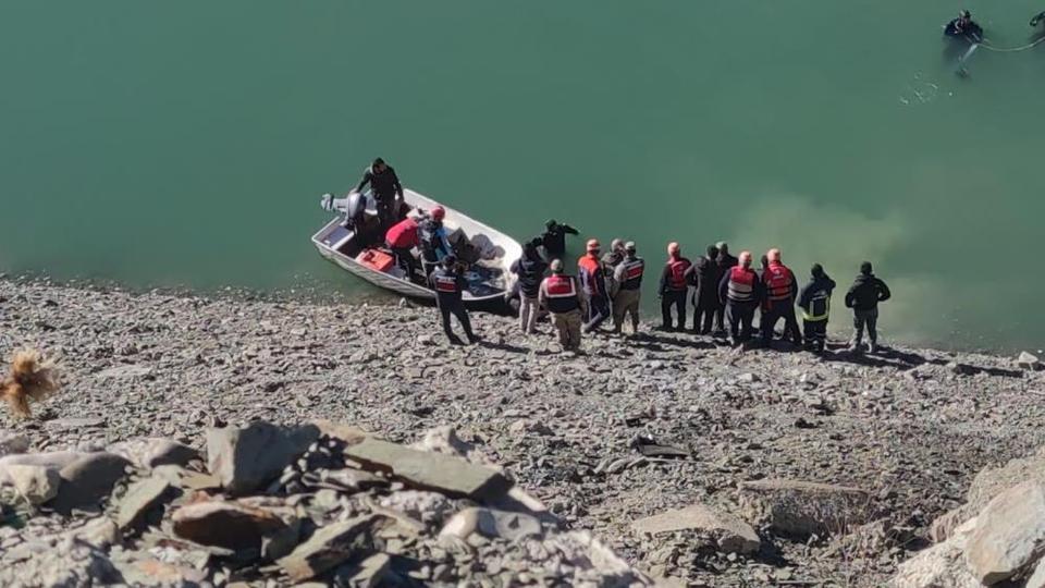 Araç baraja uçtu: 2 ölü