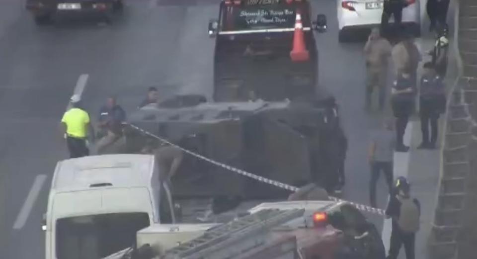 Zincirleme kazaya karışan polis aracı takla attı