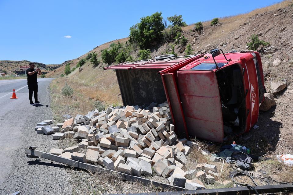 Parke taşı yüklü kamyonet devrildi: 2 yaralı