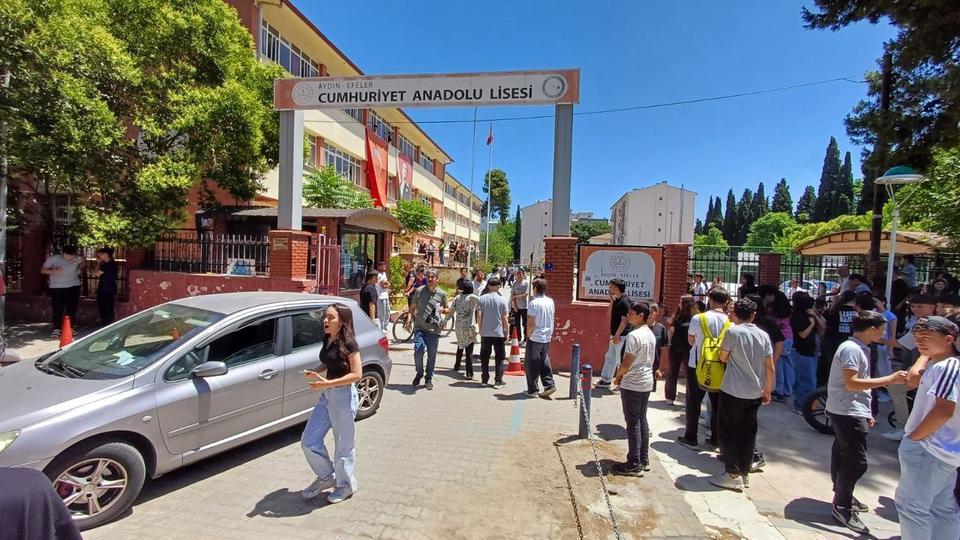 LİSE ÖNÜNDE ÖĞRETMEN VE KURYE KAVGASI YOL VERME TARTIŞMASI KAVGAYA DÖNÜŞTÜ OKUL MÜDÜRÜ ÖĞRENCİLERİ BIRAKTI GAZETECİLERLE UĞRAŞTI