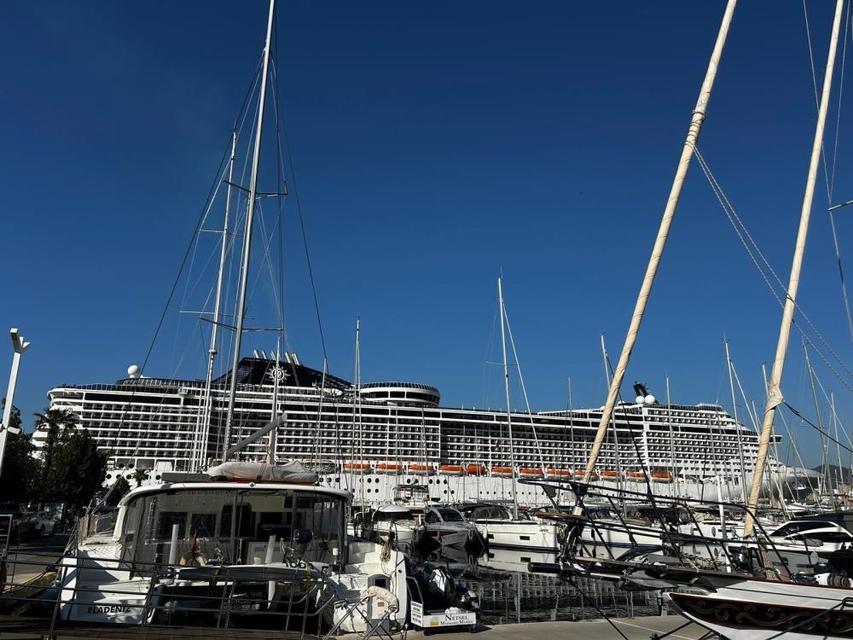 Dev yolcu gemisi Marmaris Limanı'na demirledi