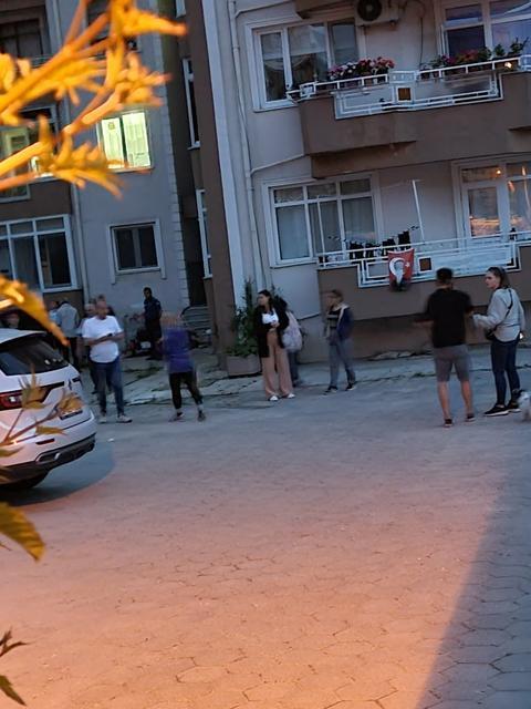 Cam silen kadın 2'nci kattan düşerek hayatını kaybetti