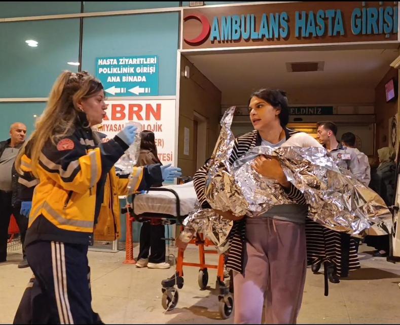 İki yaşındaki çocuk kaynar su dolu kovaya düştü