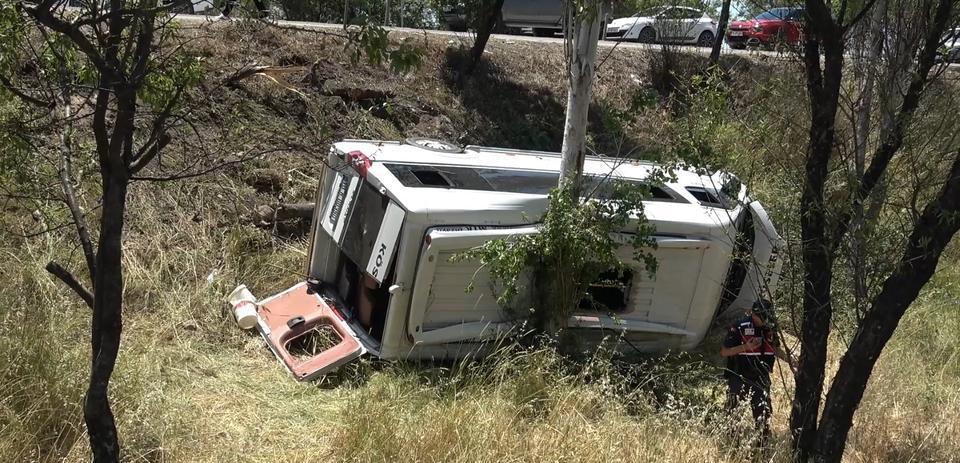 BALIKESİR'DE YOLCU MİNİBÜSÜ İLE OTOMOBİL KAZA YAPTI; 14 YARALI KEPSUT YOLUNDA FECİ KAZADA, MİNİBÜS ŞARAMPOLE YUVARLANDI, 14 YARALI