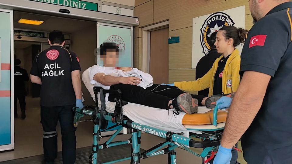 Arkadaşıyla şakalaşan genç bıçaklanarak yaralandı
