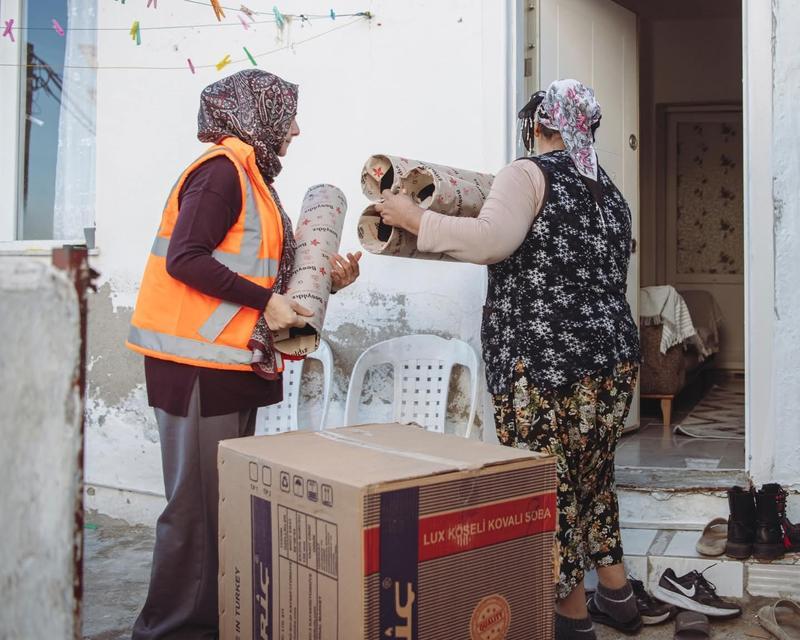 Kuşadası Belediyesi'nin soba yardımı başladı
