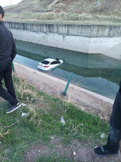 Otomobil su kanalına uçtu