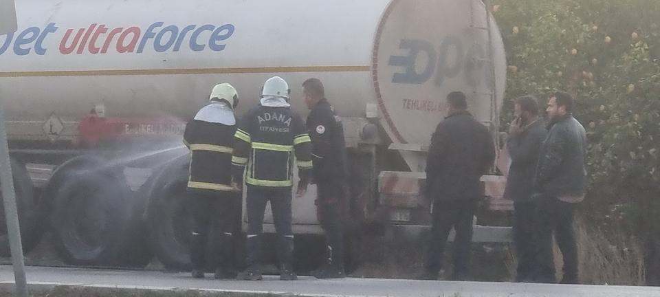 YAKIT TANKERİNİN PATLAYAN LASTİĞİ ALEV ALDI