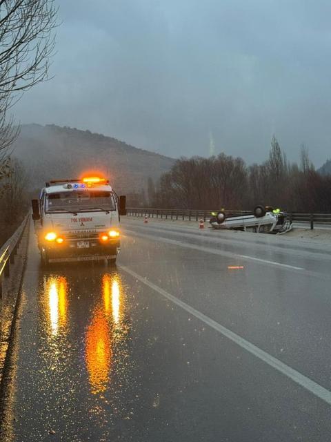 Kontrolden çıkan otomobil refüje devrildi