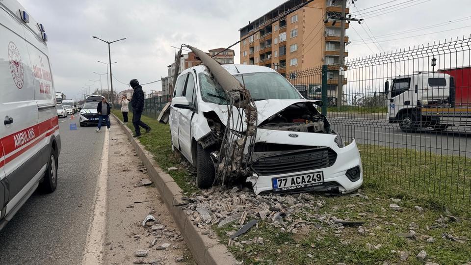 BURSA'DA DİREĞE ÇARPAN OTOMOBİLDEKİ, 2 KİŞİ YARALANDI