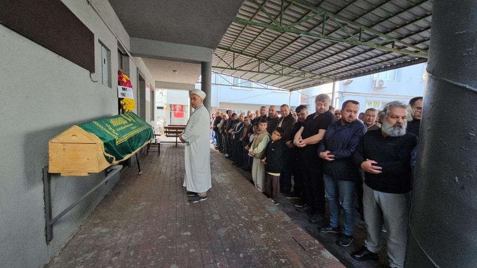 75 yaşındaki adam evinde bıçaklanmış halde bulundu