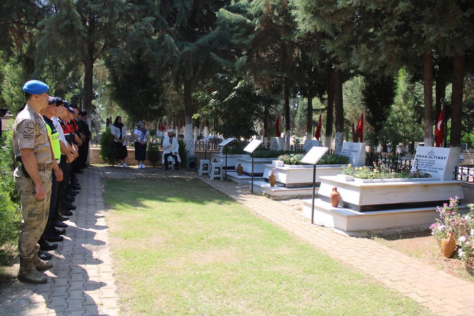 JANDARMA, ŞEHİTLERİ MEZARI BAŞINDA ANDI ŞEHİT AİLELERİ DUYGU DOLU ANLAR YAŞADI