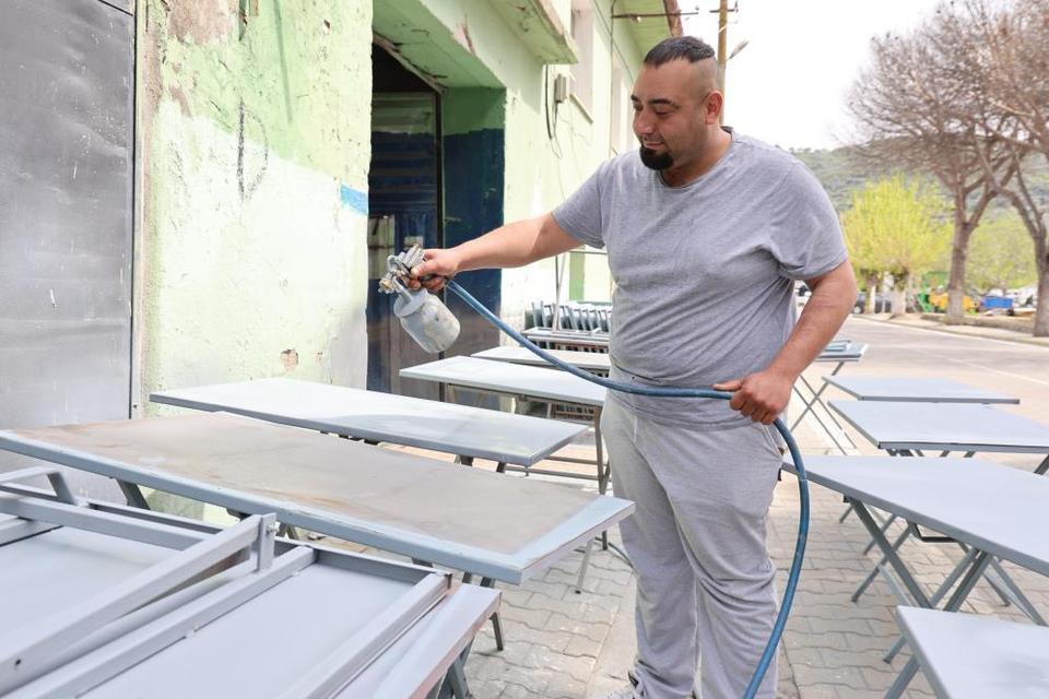 Aydın'da cemiyetlerin vazgeçilmezi demir masalar sezona hazırlanıyor