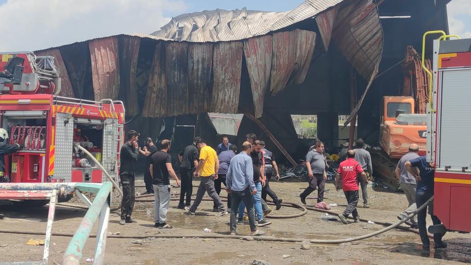 VAN'DA GERİ DÖNÜŞÜM TESİSİNDE ÇIKAN YANGINA İTFAİYE EKİPLERİ VE TOMA'DAN MÜDAHALE