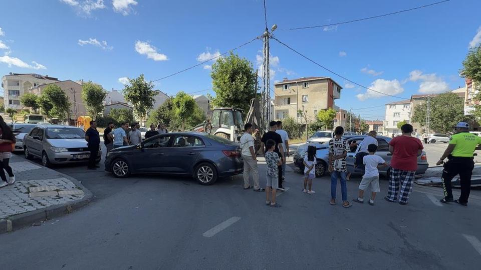 İki araç arasında sıkışan çocuk yaralandı