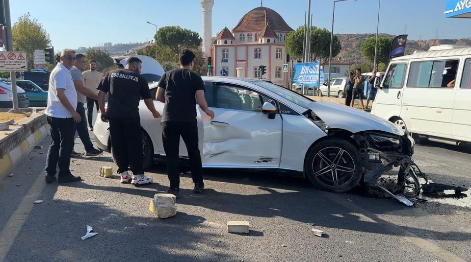 OTOMOBİL, MOTOSİKLETE ÇARPIP KARŞI ŞERİDE GEÇTİ